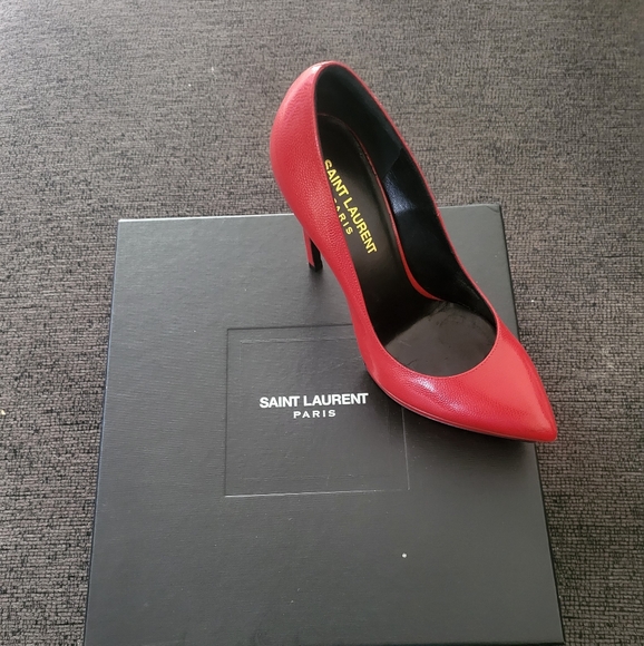 Red pump shoes